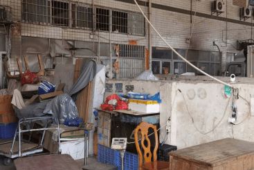 小型工廠倉庫消防隱患重重 電線亂拉、貨物亂堆、意識薄弱亟待整治